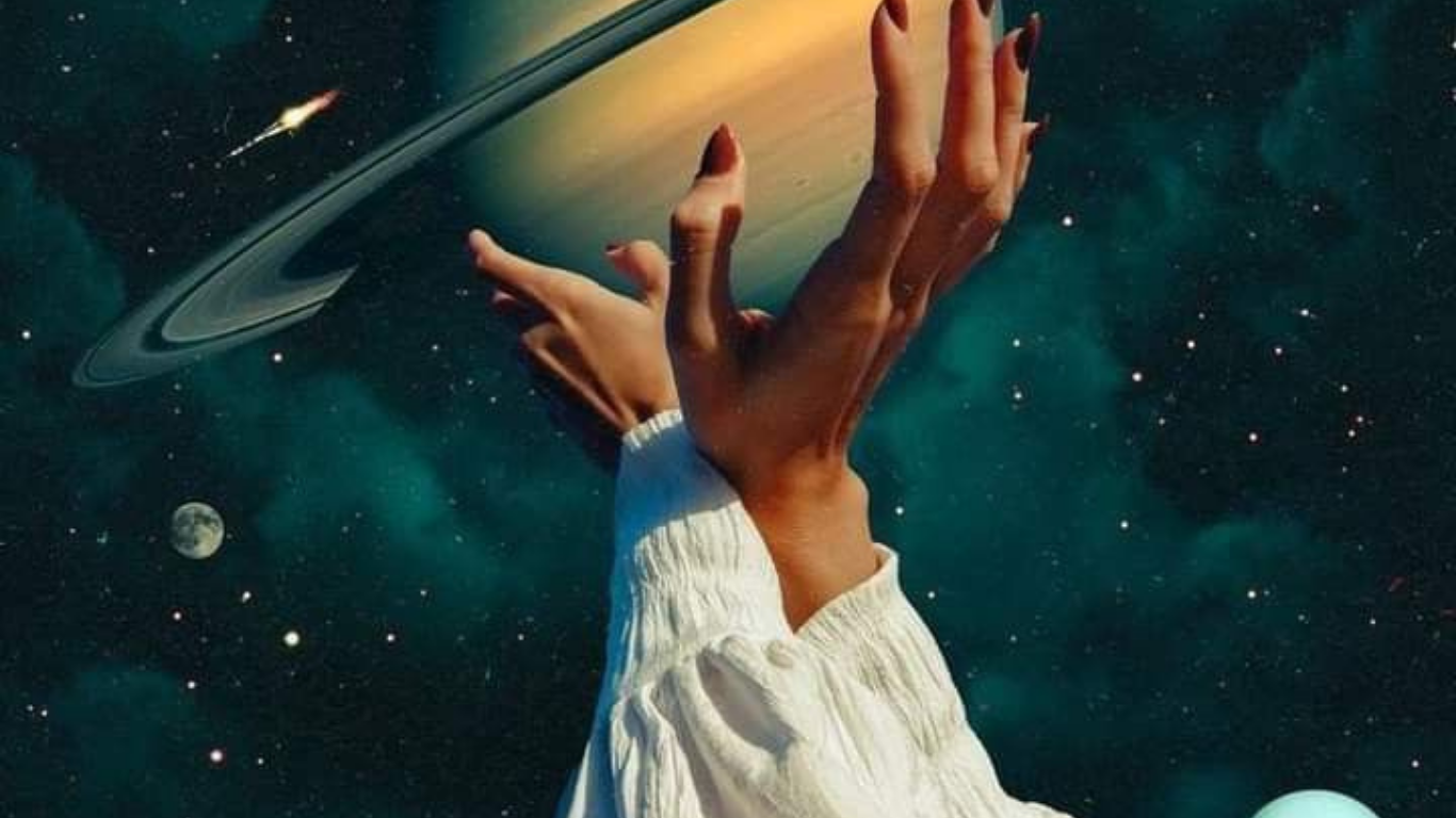 Mano tocando un planeta dorado con fondo estelar – representación simbólica de Saturno retrógrado y el arquetipo del padre